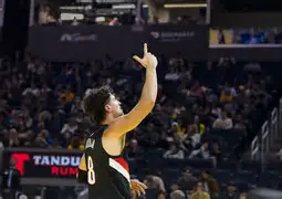 开云（中国）-湖人主场击败开拓者,取得四连胜胜利